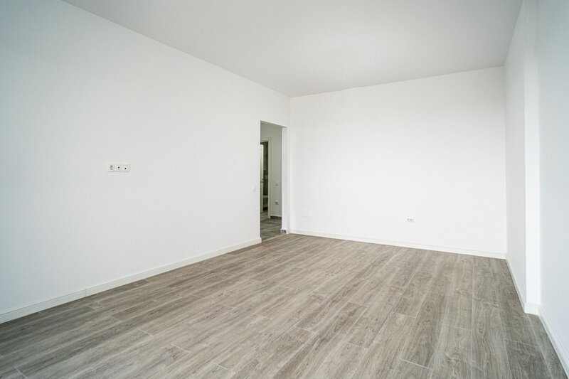 Apartament  2 camere bloc  finalizat, terasa 20 mp, et. 5, bucatarie inchisa, metrou, comision 0%