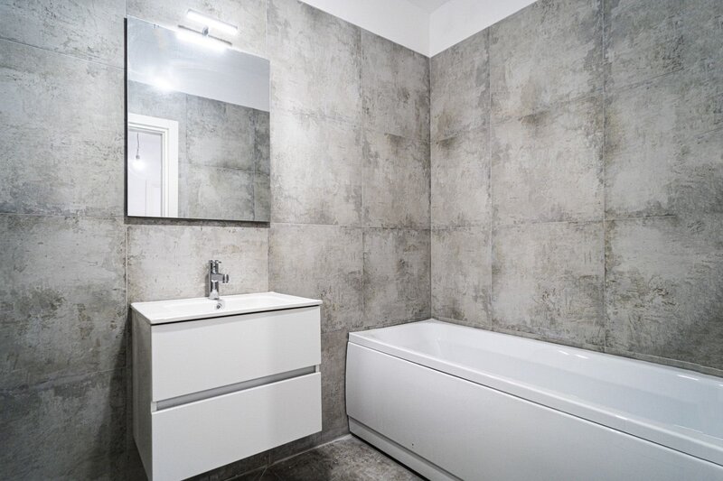 Apartament  2 camere bloc  finalizat, terasa 20 mp, et. 5, bucatarie inchisa, metrou, comision 0%