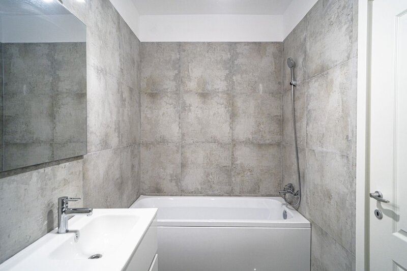 Apartament  2 camere bloc  finalizat, terasa 20 mp, et. 5, bucatarie inchisa, metrou, comision 0%